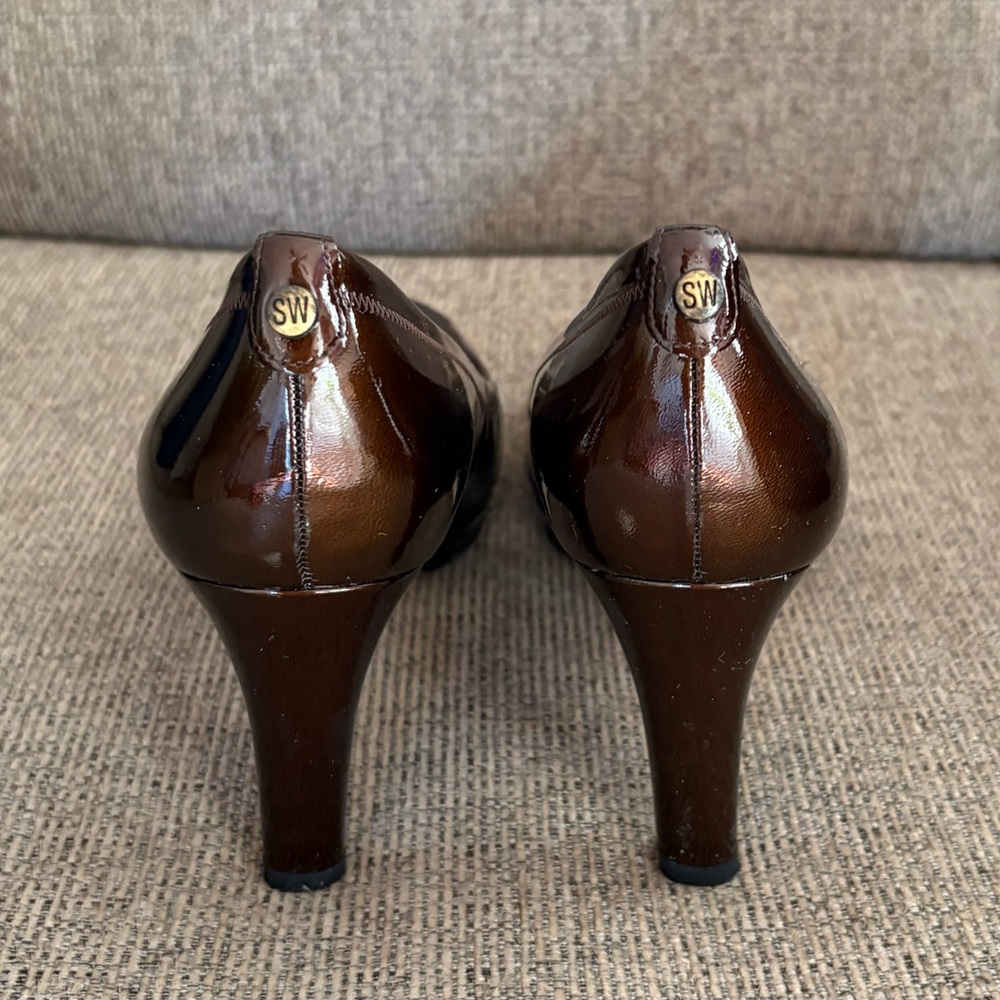 Stuart Weitzman Women’s Logo Plainfield Pump Shoes - Picture 3 of 9
